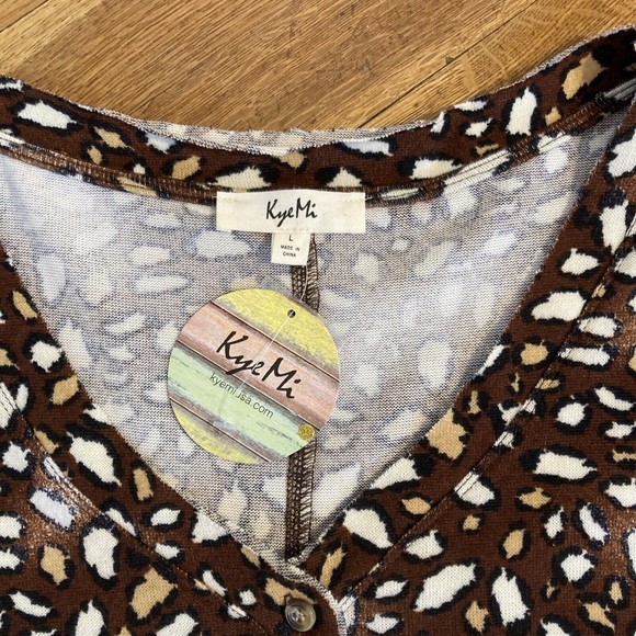 Kye Mi Animal Print Cardigan Light Brown Tan Knit NWT - Women’s Size Large - Picture 3 of 8